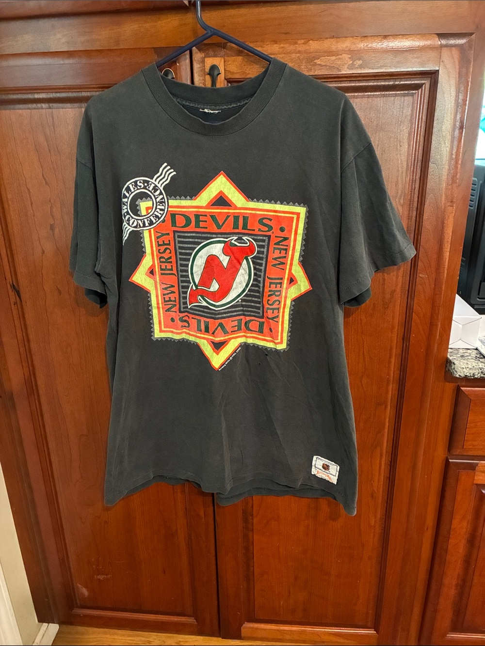 Vtg 90s New Jersey Devils Nutmeg Mills T-Shirt Faded Black Wales Conference L/XL